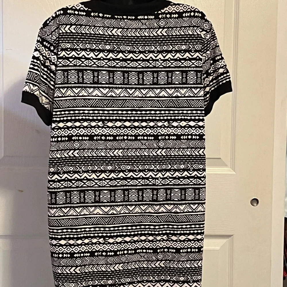 LuLaRoe Black and White Graphic Boxy Tee - Picture 2 of 4